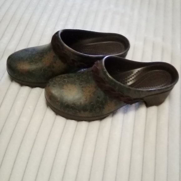 Crocs Clogs - Picture 2 of 5